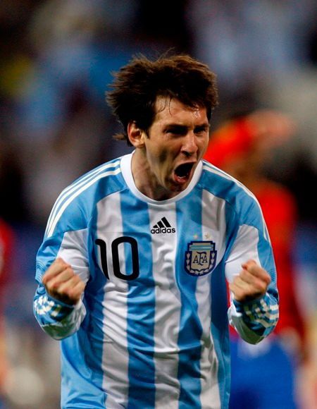 Lionel Messi se raduje z gólu Argentiny proti Španělsku.