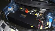 Elektromotor pod kapotou Škody Roomster.