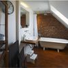 Koupelna s cihlovou zdí a luxusem denního světla