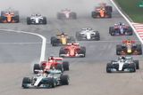 Lewis Hamilton ovládl sobotní kvalifikaci a po startu v Šanghaji udržel první místo. Druhý byl Sebastian Vettel, ale brzy se měla situace změnit.