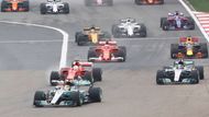 Lewis Hamilton ovládl sobotní kvalifikaci a po startu v Šanghaji udržel první místo. Druhý byl Sebastian Vettel, ale brzy se měla situace změnit.