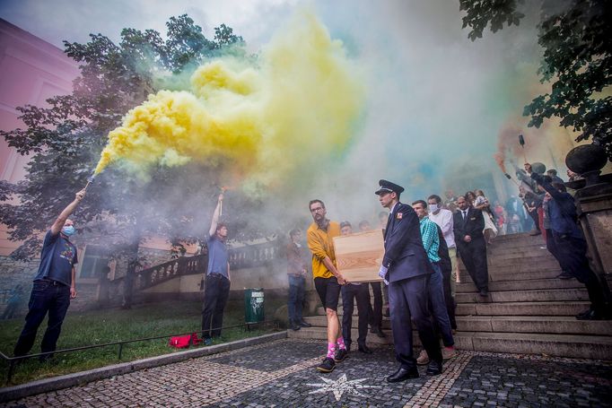 Průřez tvorbou fotografa Economie Honzy Mudry za rok 2020.