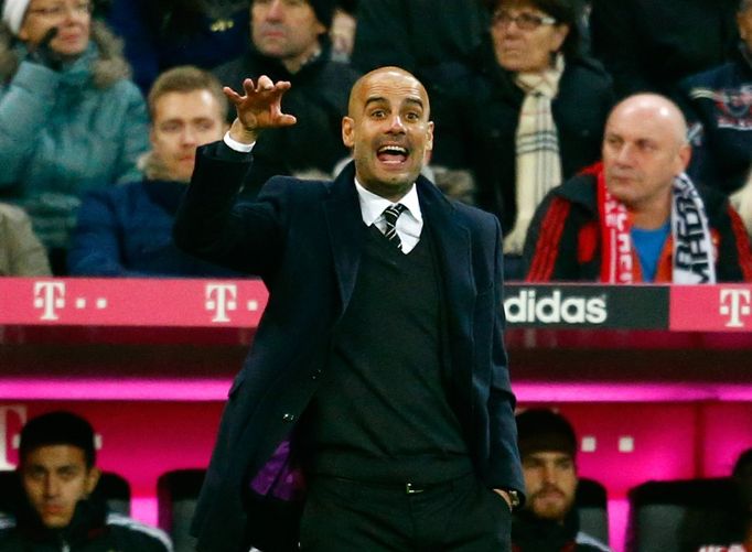 Pep Guardiola na lavičce Bayernu v utkání s Dortmundem