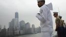 U.S. Marine Corps and navy personnel stand at the rails of the USS Wasp as the amphibious assault ship passes 1 World Trade Center during its entry into New York Harbor for Fleet Week May 23, 2012. REUTERS/Keith Bedford (UNITED STATES - Tags: MILITARY SOCIETY CITYSPACE MARITIME) Published: Kvě. 23, 2012, 5:18 odp.