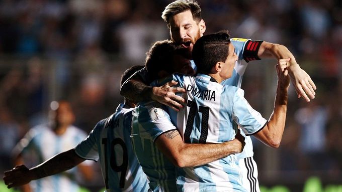 Fotbalisté Argentiny se radují z gólu do sítě Kolumbie.