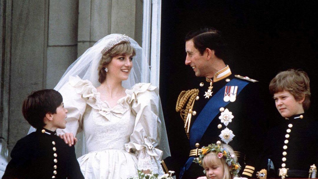 Lady Diana bohatě zdobenou čelenku měla ve vlasech na své svatbě s Charlesem v roce 1981.