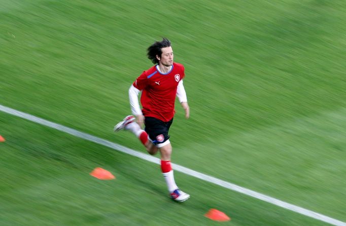 Český fotbalista Tomáš Rosický běží během tréninku před Eurem 2012.