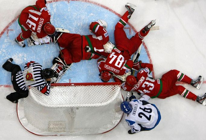 Hráči bojují v brankovišti při utkání MS v hokeji 2012 Finsko - Bělorusko.