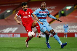 Angelo Ogbonna z West Hamu v souboji s liverpoolským Mohamedem Salahem.