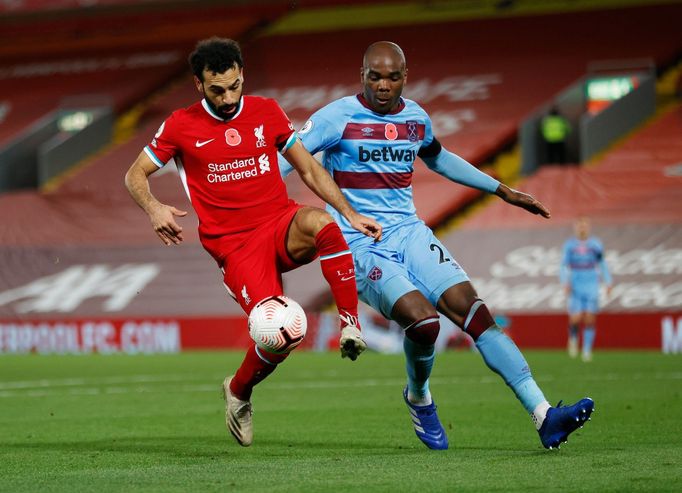 Angelo Ogbonna z West Hamu v souboji s liverpoolským Mohamedem Salahem.