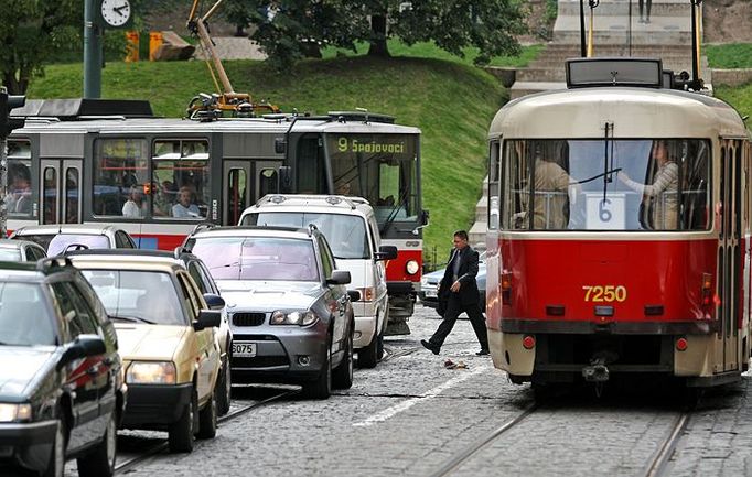 Trpělivostí se musí obrnit také cestující v tramvajích. Dokud se nerozjede kolona aut, nejezdí ani tramvaje.