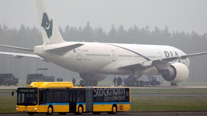 Pákistánský Boeing 777 stojí na okraji runwaye na stockholmském letišti Arlanda poté, co z něj bylo evakuováno 273 cestujících. Jeden z cetujících měl u sebe údajně výbušninu.