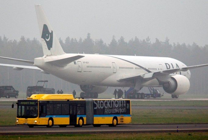 Pákistánský Boeing 777 stojí na okraji runwaye na stockholmském letišti Arlanda poté, co z něj bylo evakuováno 273 cestujících. Jeden z cetujících měl u sebe údajně výbušninu.