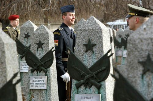 Čestná stráž mezi hroby na Olšanských hřbitovech