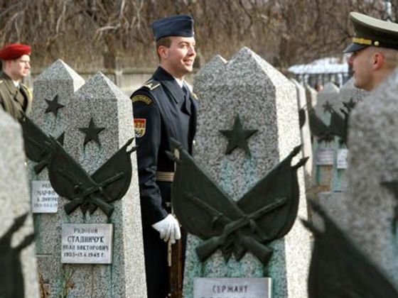 Hroby padlých sovětských vojáků na Olšanských hřbitovech.
