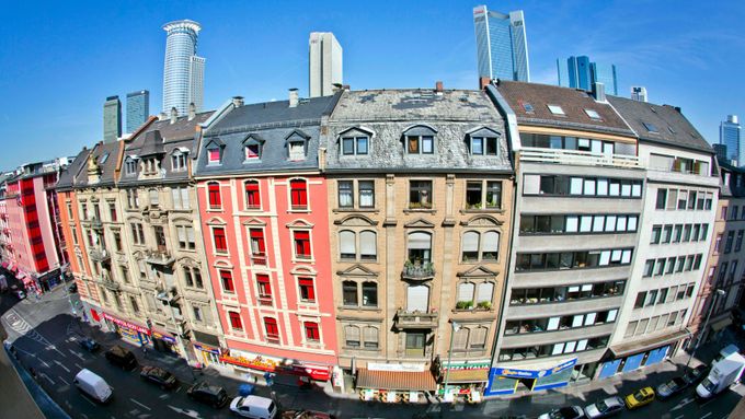 Nádražní čtvrť ve Frankfurtu.