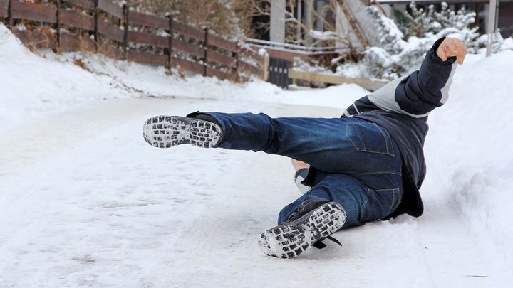 Do sobotního rána má napadnout až osm centimetrů sněhu, místy se může tvořit náledí; Zdroj foto: Shutterstock