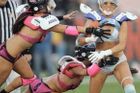 Horečka v USA: Spoře oděné ženy se snaží hrát fotbal