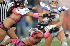 Horečka v USA: Spoře oděné ženy se snaží hrát fotbal