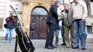 Jiří Čunek se zdraví s Vladimírem Hučínem. Vpravo stojí pořadetel demonstrace Zbyněk Horváth.