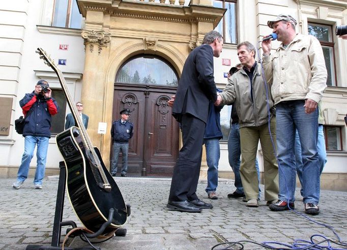 Jiří Čunek se zdraví s Vladimírem Hučínem. Vpravo stojí pořadetel demonstrace Zbyněk Horváth.