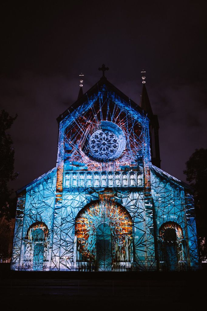 Instalace Space and Possibilities od studia Nohlab na Karlínském náměstí.