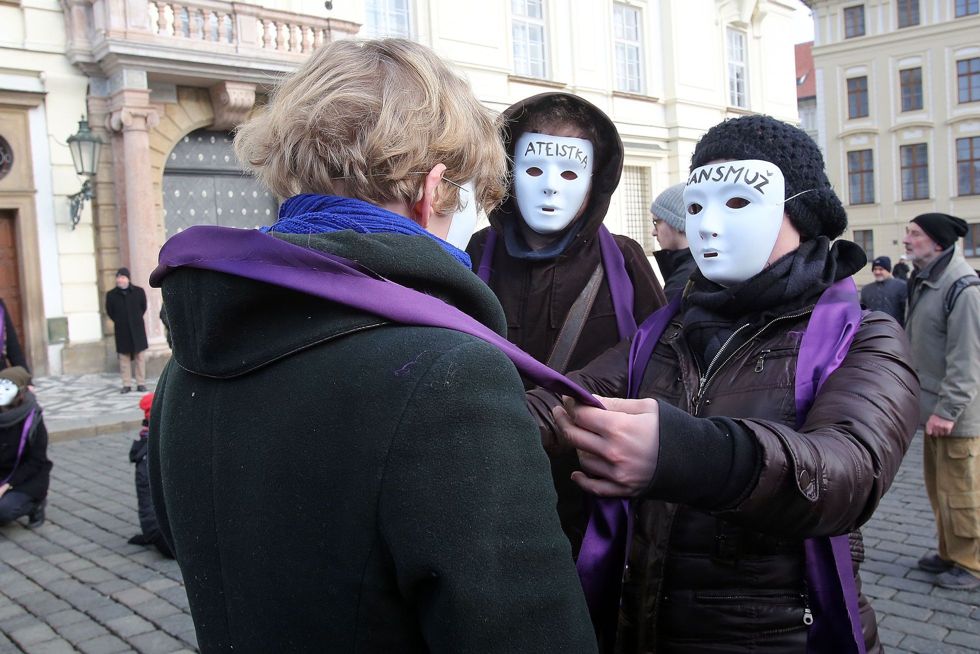 Protest proti kardinálu Dukovi