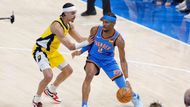 Shai Gilgeous-Alexander z Oklahomy (v modrém) ve finále NBA