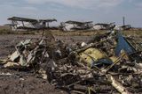 Snímky fotografů agentury Reuters ukazují, jak dnes vypadá zničené letiště v Luhansku.
