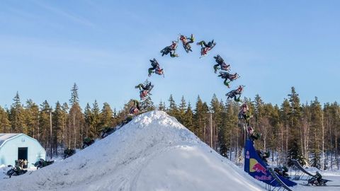 Švéd jako první předvedl na sněžném skútru dvojité salto vzad