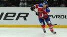 Hokejista Lva Praha Jiří Sekáč v utkání KHL proti CSKA Moskva.