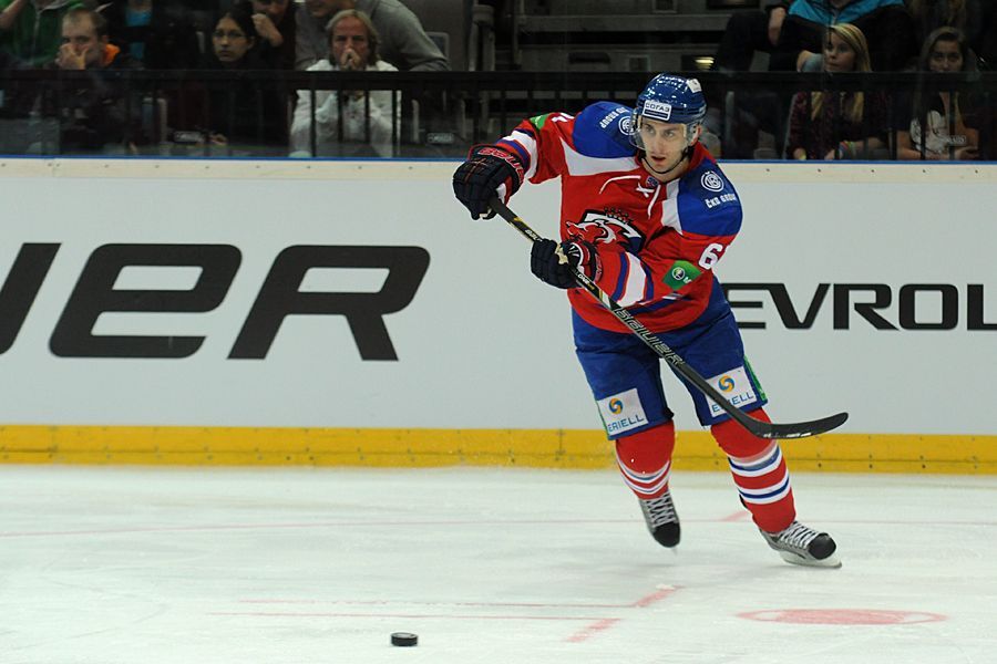 Hokejista Lva Praha Jiří Sekáč v utkání KHL proti CSKA Moskva.