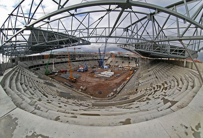 Listopad 2007: Stadion už začínal být na podzim roku 2007 opravdu stavějící se fotbalovou arénou. Pohled směrem na sever.