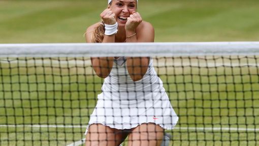 Sabine Lisická po výhře nad Serenou Williamsovou na Wimbledonu.