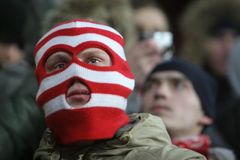 Ruští fanoušci se ozvali na Letné. Policie zakročila