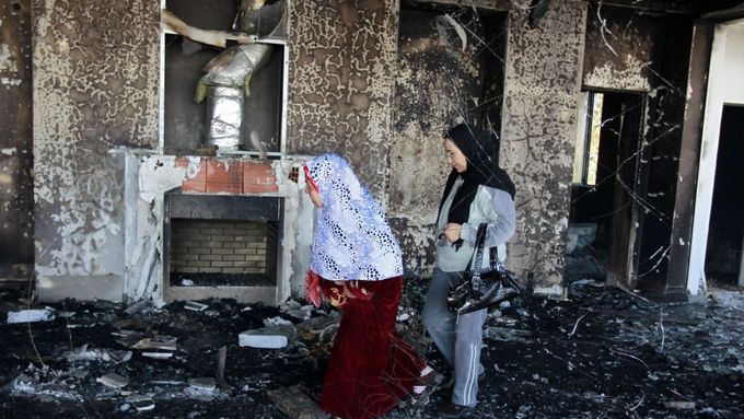 Ženy si prohlížejí vyrabovanou a vypálenou vilu synovce uprchlého prezidenta v Hammametu na pobřeží Středozemního moře.