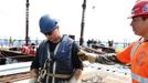 Iron workers Steven Cross (R) and Adam Cross talk after placing iron columns on the 100th story of One World Trade Center in New York, April 30, 2012. The addition of iron columns to the 100th story pushed the height of One World Trade above that of the Empire State Building today. REUTERS/Lucas Jackson (UNITED STATES - Tags: CITYSPACE SOCIETY BUSINESS CONSTRUCTION) Published: Dub. 30, 2012, 11:47 odp.