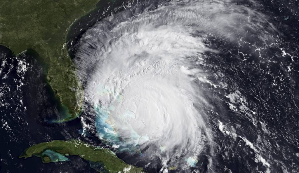 Hurikán Irene se řítí Atlantickým oceánem na USA