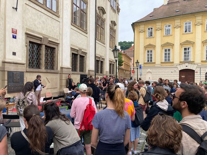 Snímek z pondělní demonstrace před ministerstvem kultury.