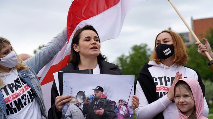 Hrozili jejím dětem, muže má ve vězení. Cichanouská burcuje Evropu proti Lukašenkovi; Zdroj foto: Reuters