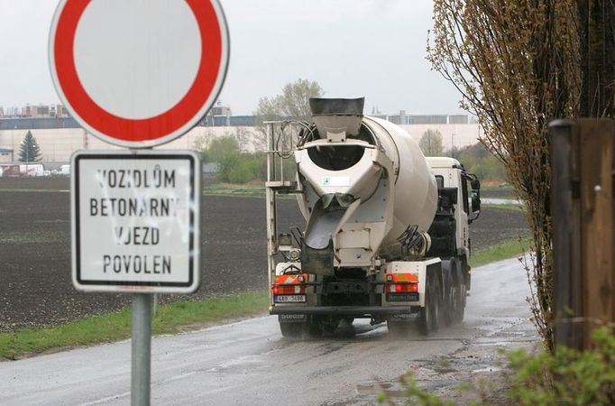 Auta betonářských firem si už volné pozemky v okolí Letňan hlídají - společnost Skanska si zhruba uprostřed vybudovala betonárnu.