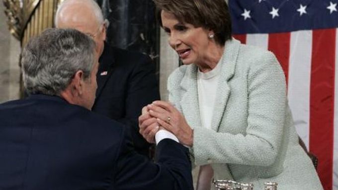 Prezident se v Kongresu zdraví s šéfkou Sněmovny reprezentantů a demokratkou Nancy Pelosiovou.