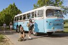 Leden rozzáří autobus Tatra/Karosa HB500. "Během roku 1948 vznikl po jednání firem Sodomka, Tatra, AZNP a pracovníků ministerstva návrh horského autobusu Tatra s motorem vzadu (dnes běžná koncepce, která byla tehdy ale velmi inovativní). Motor byl chlazený vzduchem pomocí dvojice postranních ventilátorů, přičemž vzduch byl do motorového prostoru veden náporově mohutnou nasávací kapsou v zadní části střechy," připomíná historii autobusu Schavel.
Fotografie je z obce Třebotov, před soukromými statkem s ustájenými koňmi.