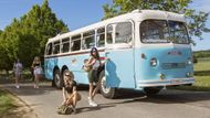 Leden rozzáří autobus Tatra/Karosa HB500. "Během roku 1948 vznikl po jednání firem Sodomka, Tatra, AZNP a pracovníků ministerstva návrh horského autobusu Tatra s motorem vzadu (dnes běžná koncepce, která byla tehdy ale velmi inovativní). Motor byl chlazený vzduchem pomocí dvojice postranních ventilátorů, přičemž vzduch byl do motorového prostoru veden náporově mohutnou nasávací kapsou v zadní části střechy," připomíná historii autobusu Schavel.
Fotografie je z obce Třebotov, před soukromými statkem s ustájenými koňmi.