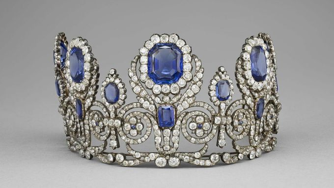 Tiára ze safírové sady, která patřila francouzské královně Marii Amélii a královně Hortensii.