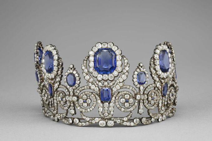 Tiára ze safírové sady, která patřila francouzské královně Marii Amélii a královně Hortensii.