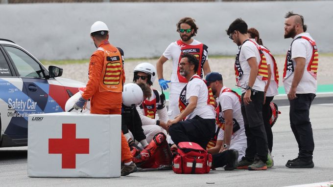 Zraněný Francesco Bagnaia po startu VC Katalánska MotoGP 2023