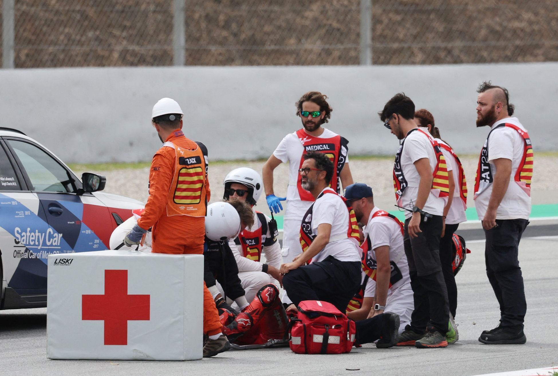 Zraněný Francesco Bagnaia po startu VC Katalánska MotoGP 2023