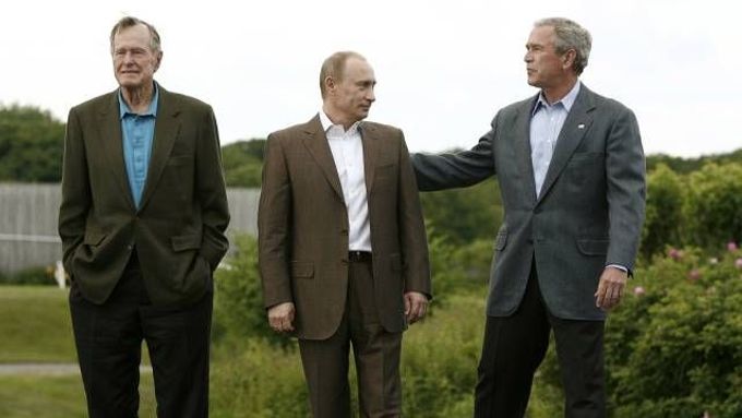 Správná trojka (zleva doprava): Exprezident USA Bush, ruský prezident Putin, prezident USA Bush.