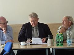 Jednání na Krajském úřadě Plzeňského kraje o kůrovcové kalamitě: vlevo Bohuslav Sobotka, uprostřed hejtman Milan Chovanec